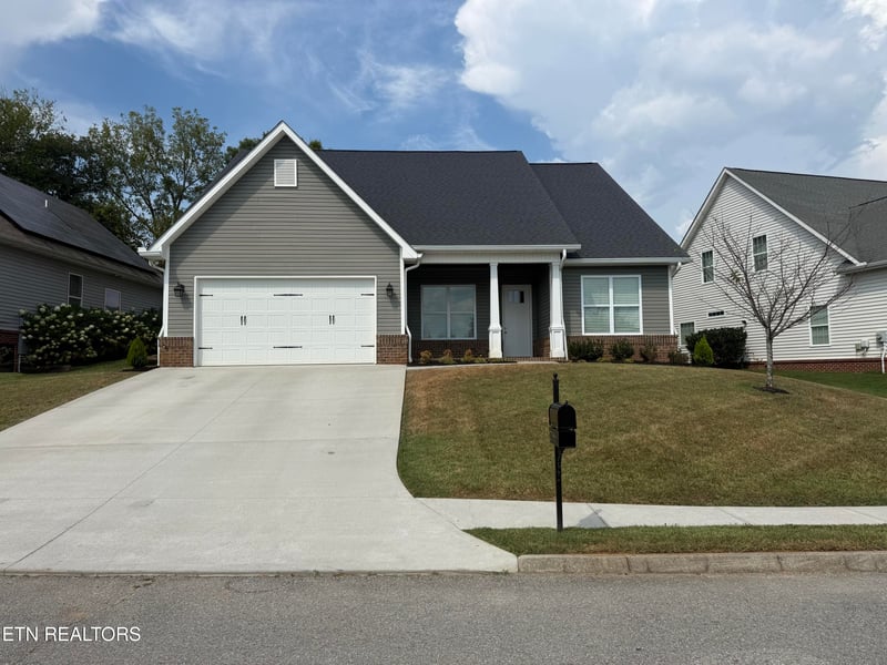 2555 Kings Mountain Ln, Knoxville, TN 37920