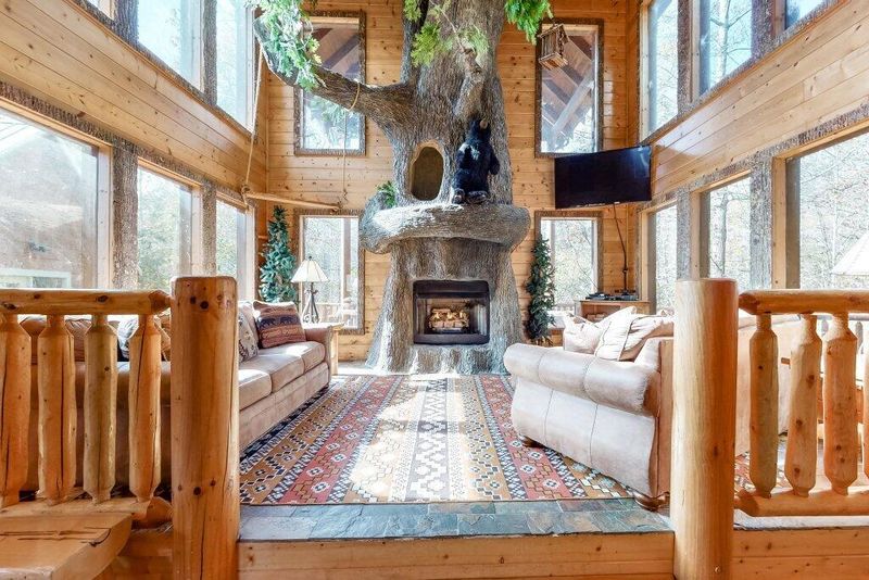 2556 Treehouse Ln, Sevierville, TN 37876