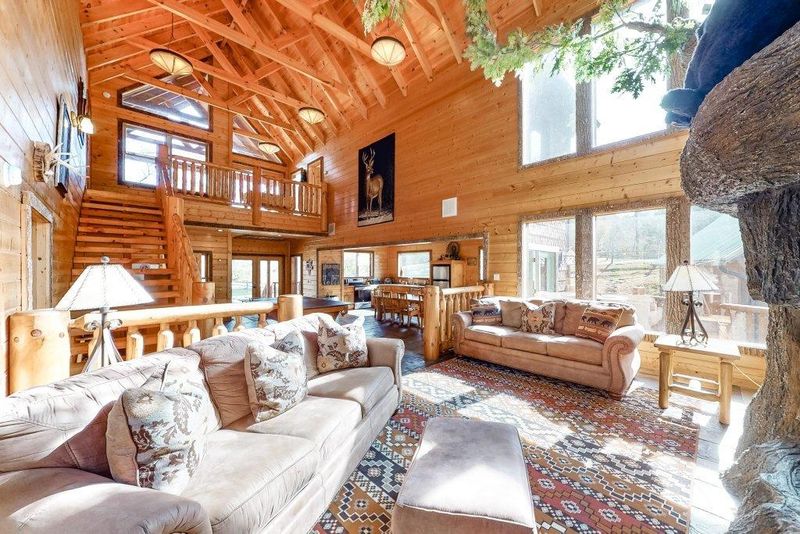2556 Treehouse Ln, Sevierville, TN 37876