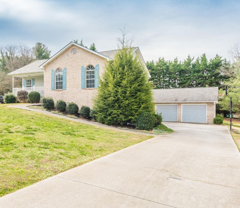2559 Robinson Dr, Louisville, TN 37777