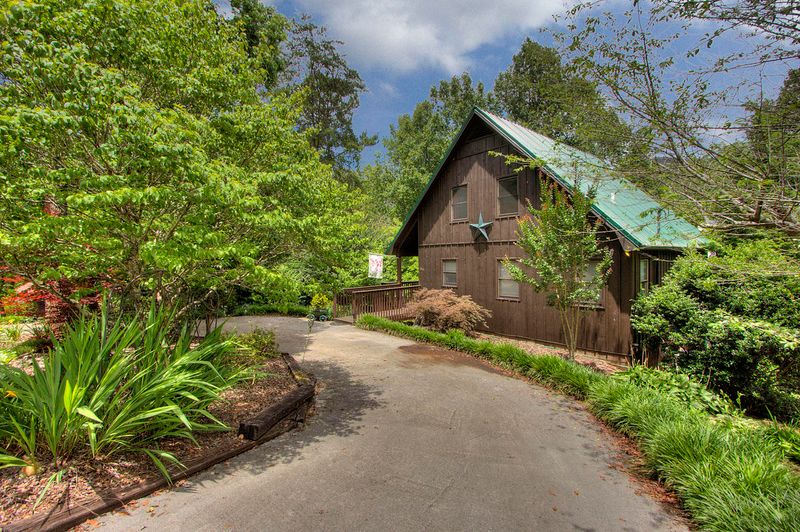 256 E Leatherwood Dr, Walland, TN 37886