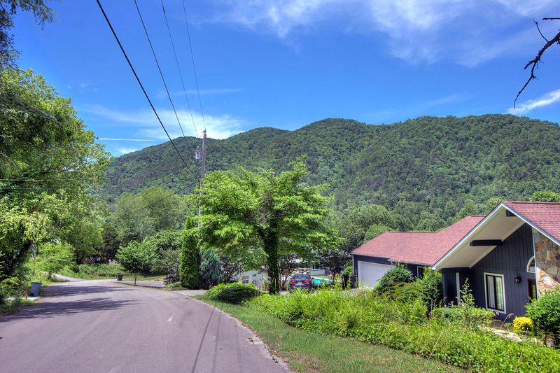 256 E Leatherwood Dr, Walland, TN 37886