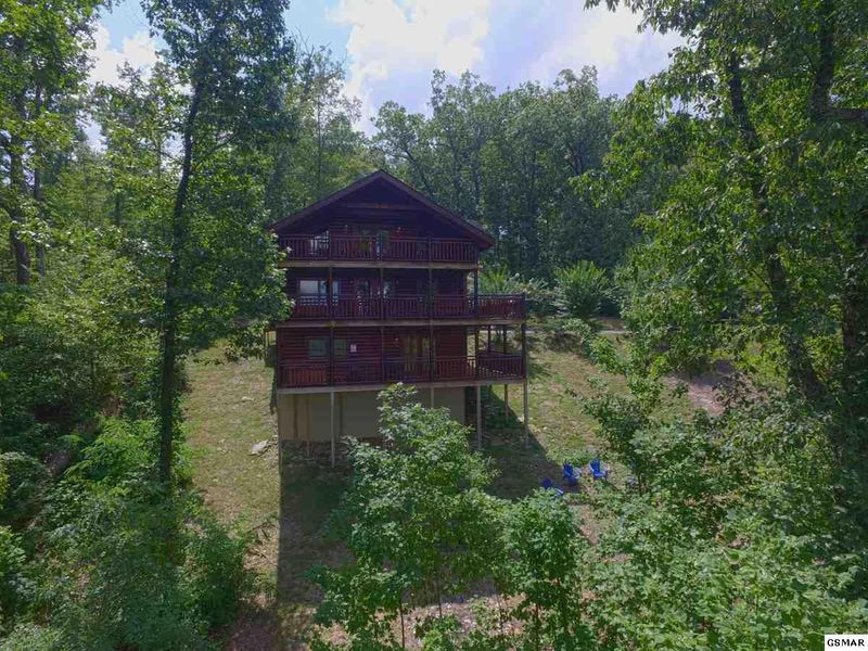 2561 Cloud View Dr, Sevierville, TN 37862