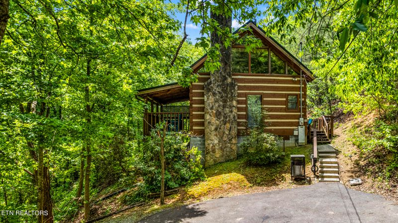 2570 Black Bear Ln, Sevierville, TN 37876