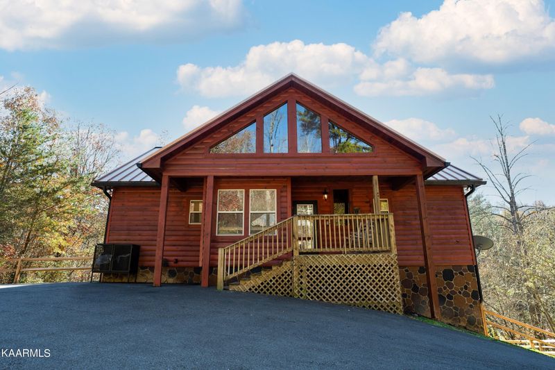 2577 Treehouse Ln, Sevierville, TN 37876