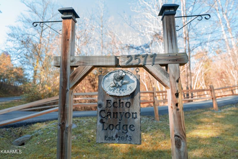 2577 Treehouse Ln, Sevierville, TN 37876