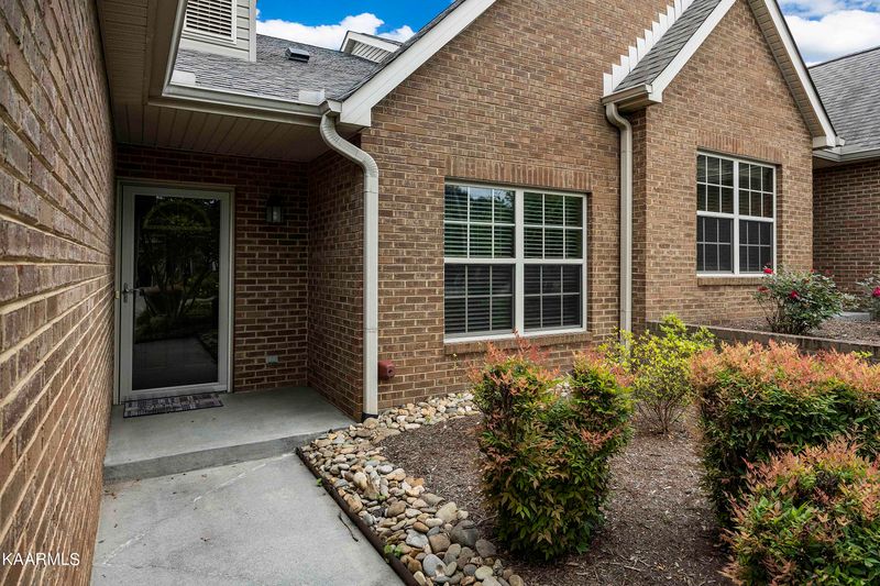 258 Glenview Cir, Lenoir City, TN 37771