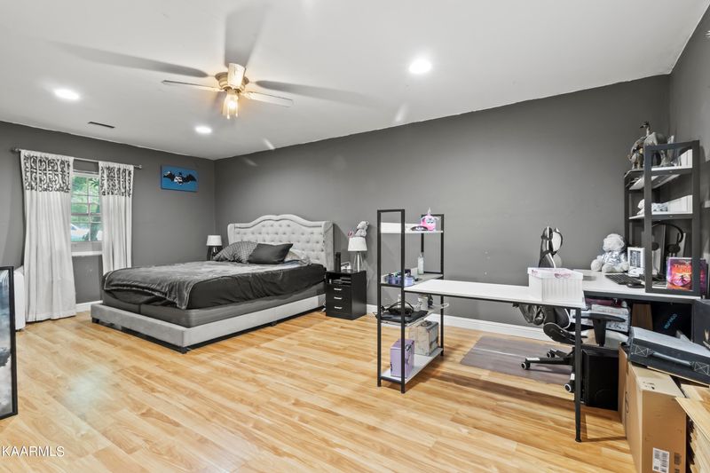 26 Lindale Ln, Oak Ridge, TN 37830