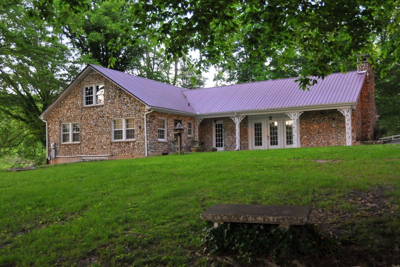 2600 Riley Dr, Lenoir City, TN 37771