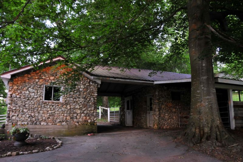 2600 Riley Dr, Lenoir City, TN 37771