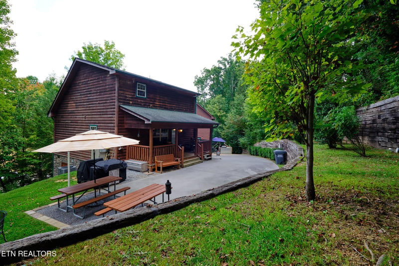 2604 Stonebrook Dr, Pigeon Forge, TN 37863