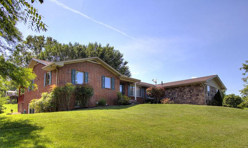 261 Holt Dr, Loudon, TN 37774