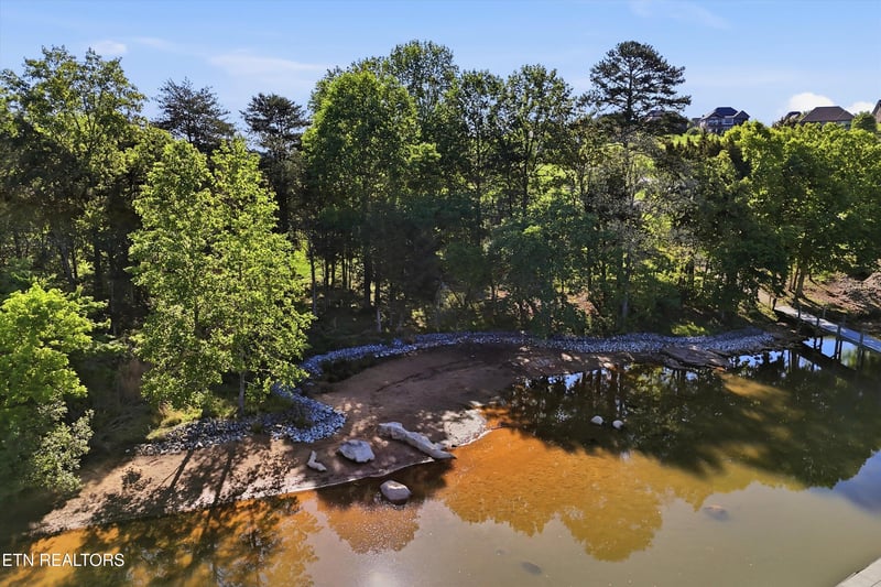 261 White Swan Dr, Vonore, TN 37885