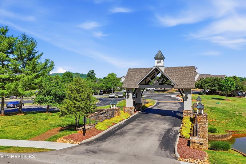 261 White Swan Dr, Vonore, TN 37885