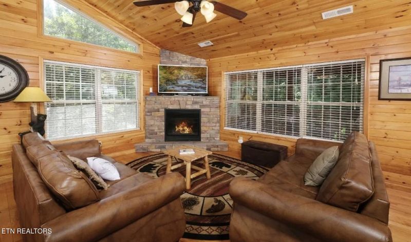 2613 Stonebrook Dr, Pigeon Forge, TN 37863