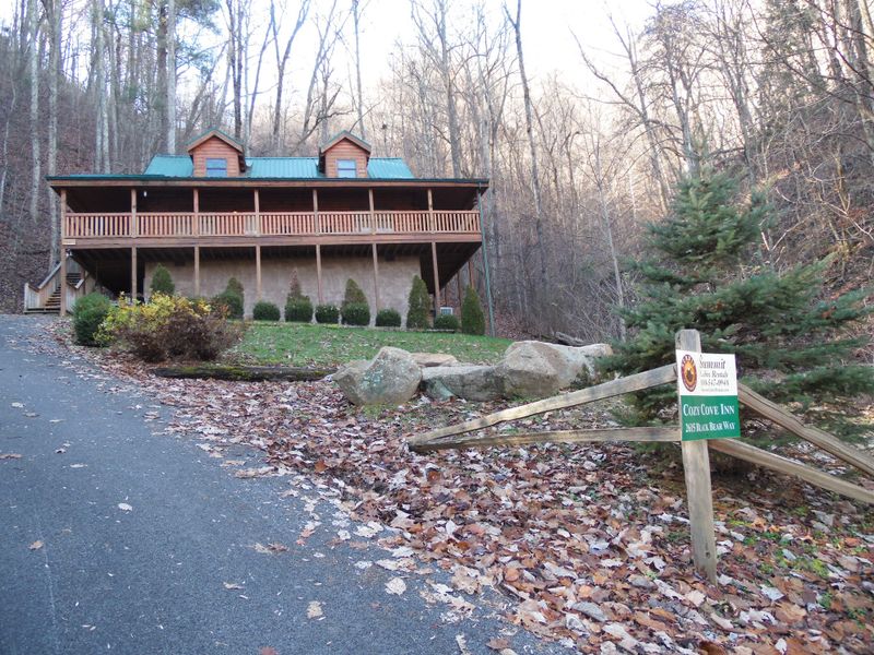 2615 Black Bear Ln, Sevierville, TN 37862