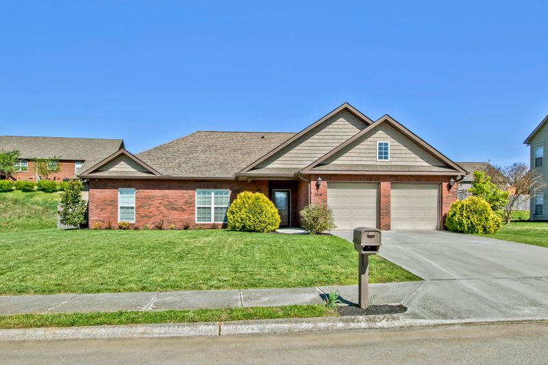 2618 Mildred Meadows Dr, Maryville, TN 37804