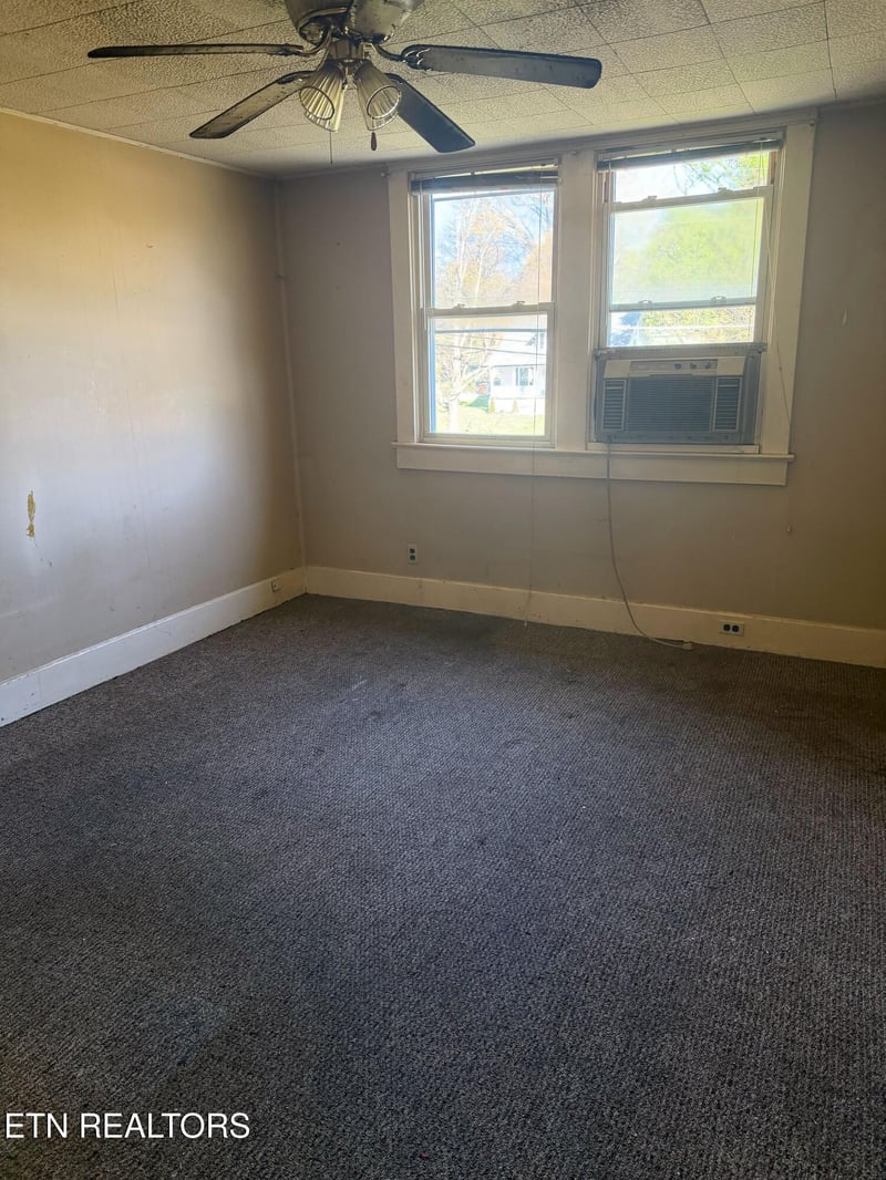 2622 Woodrow Dr, Knoxville, TN 37918