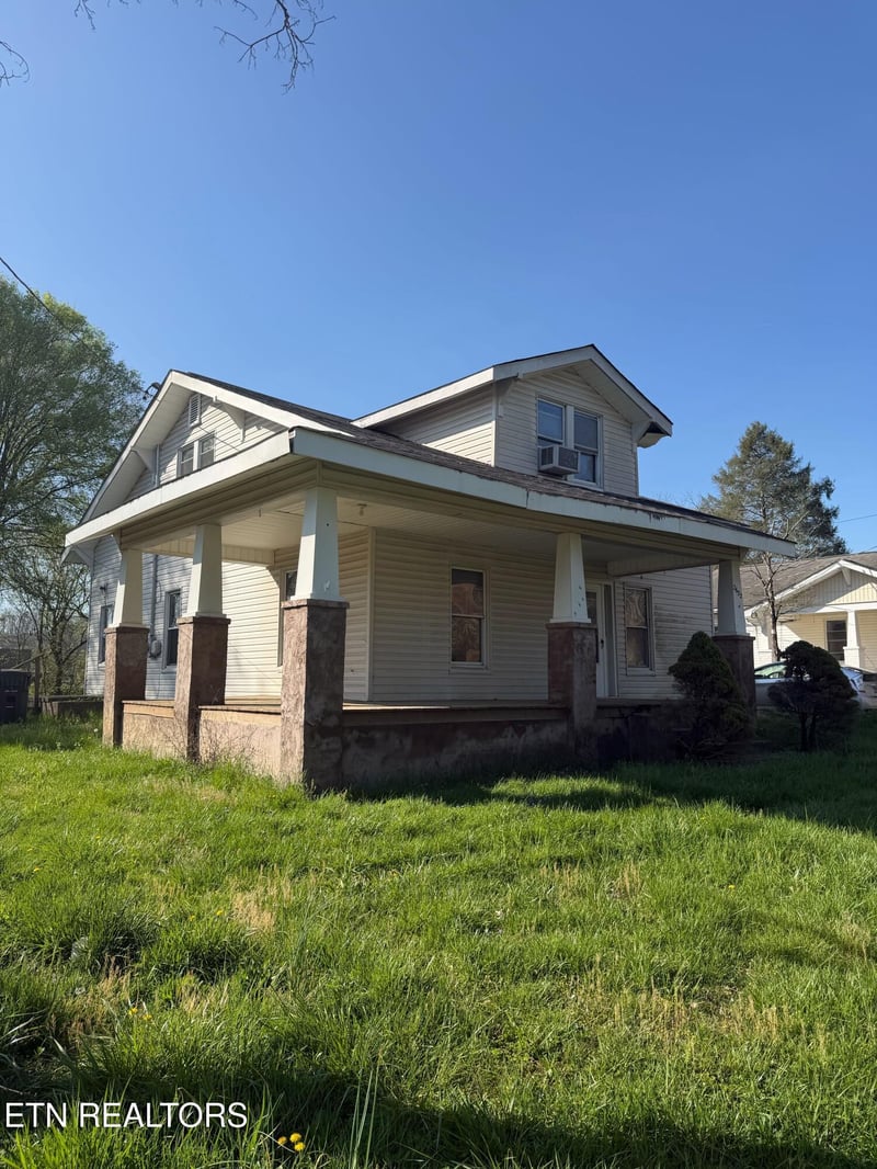 2622 Woodrow Dr, Knoxville, TN 37918