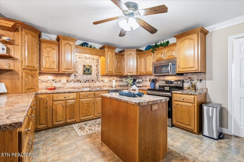 263 Preston Cir, Jacksboro, TN 37757