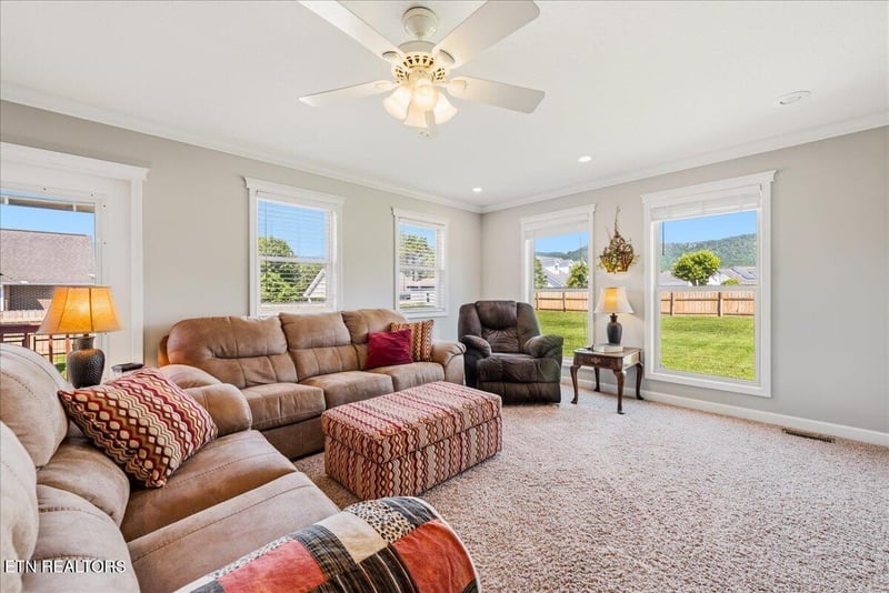 263 Preston Cir, Jacksboro, TN 37757