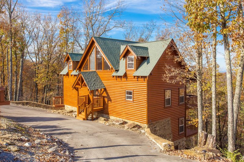 2636 Cloud View Dr, Sevierville, TN 37862