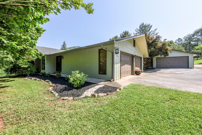 264 E Leatherwood Dr, Walland, TN 37886