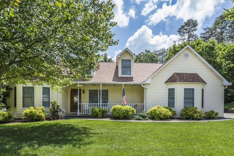 265 Country Walk Dr, Powell, TN 37849