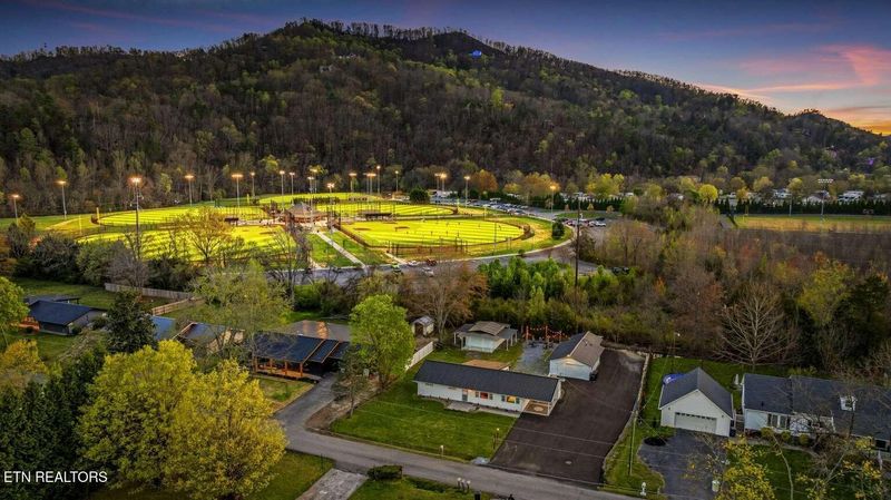 2652 High Valley Dr, Pigeon Forge, TN 37863