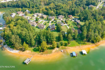 267 Paradise Ln, Jacksboro, TN 37757