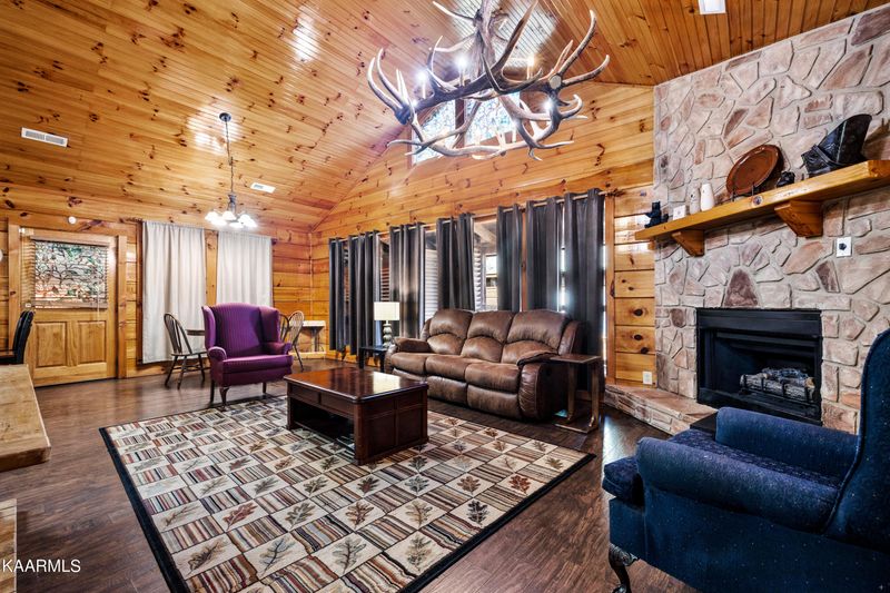 2672 Valley Heights Dr, Pigeon Forge, TN 37863
