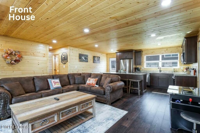 2680 High Valley Dr, Pigeon Forge, TN 37863