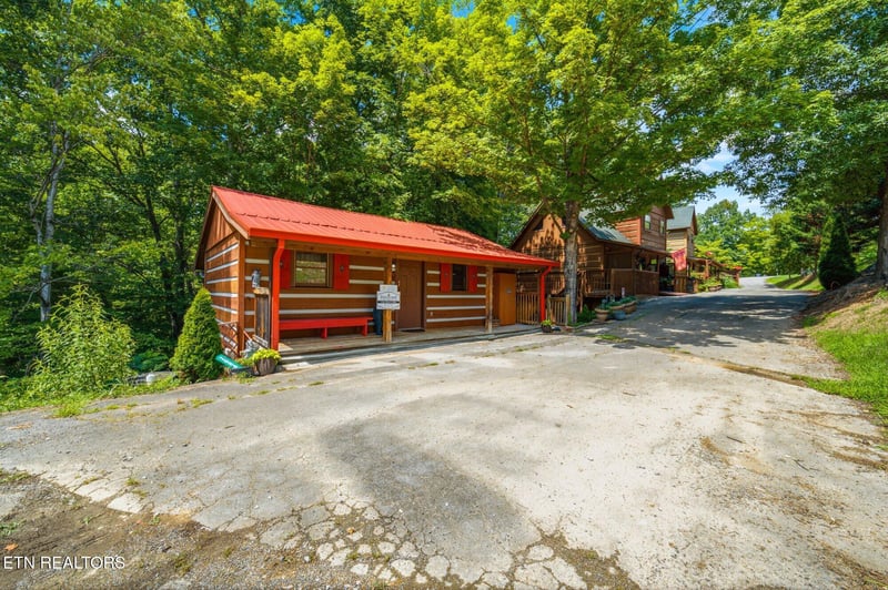 2684 Valley Heights Dr, Pigeon Forge, TN 37863