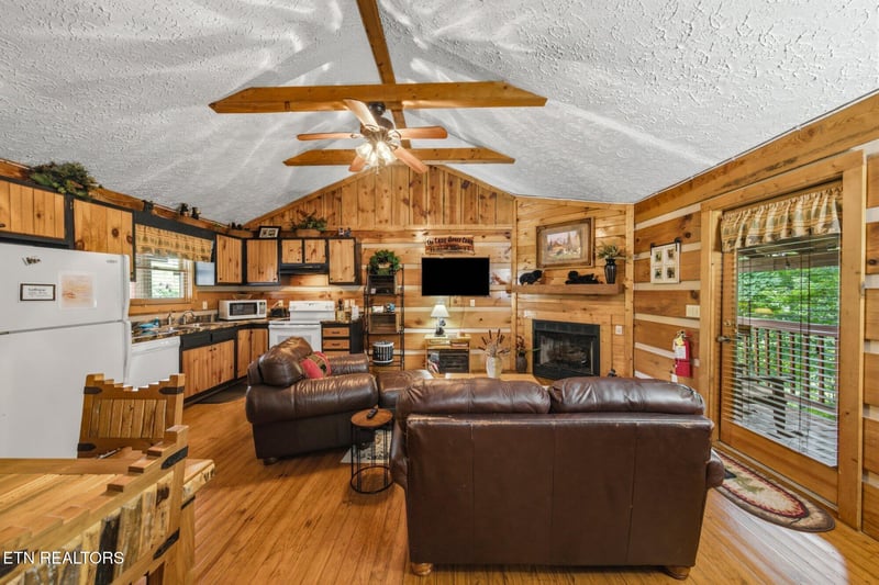 2684 Valley Heights Dr, Pigeon Forge, TN 37863