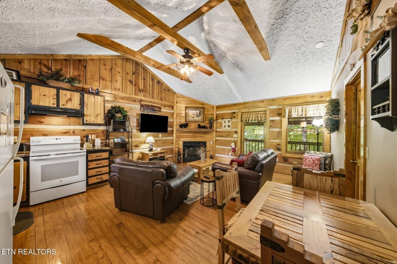2684 Valley Heights Dr, Pigeon Forge, TN 37863