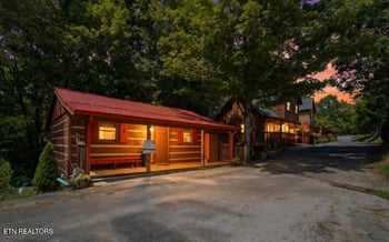 2684 Valley Heights Dr, Pigeon Forge, TN 37863