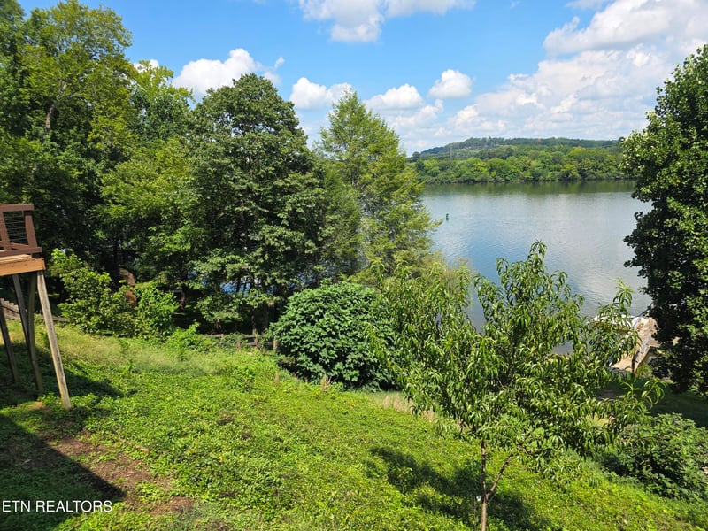 269 Lakeshore Vista Dr, Kingston, TN 37763