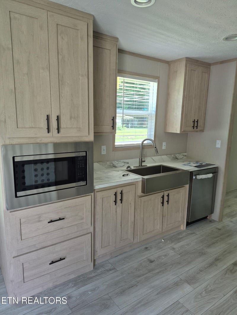 27 N Niota Rd, Englewood, TN 37329