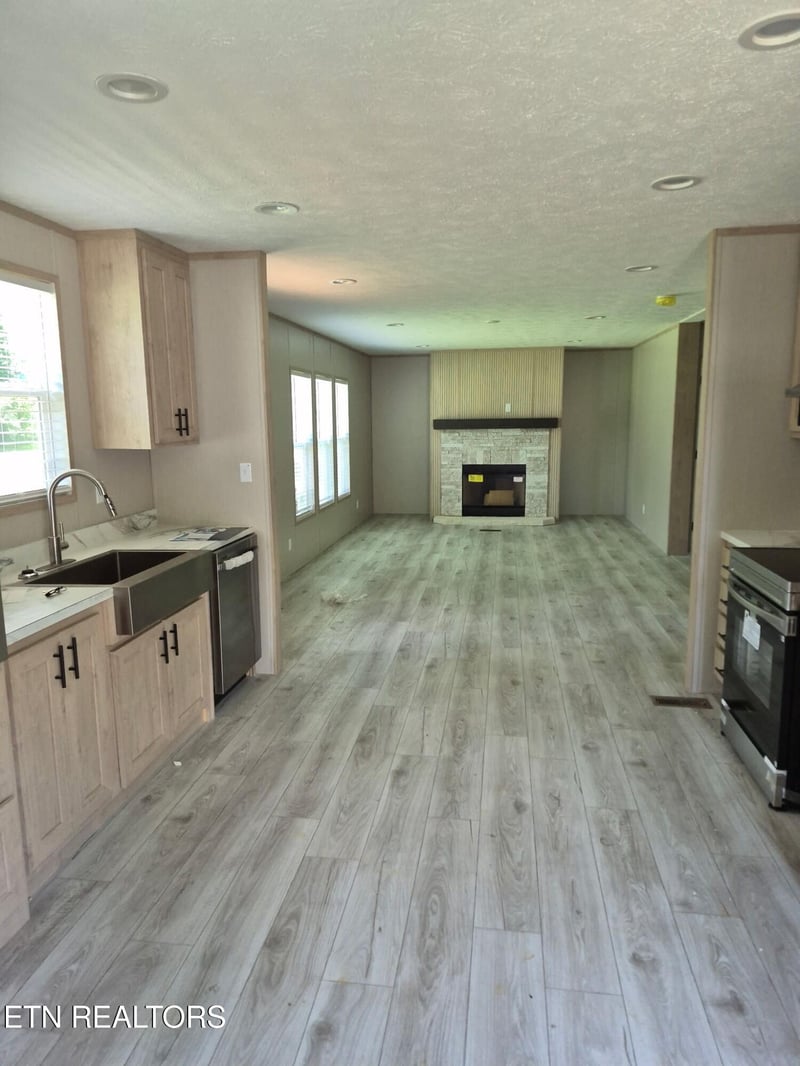 27 N Niota Rd, Englewood, TN 37329