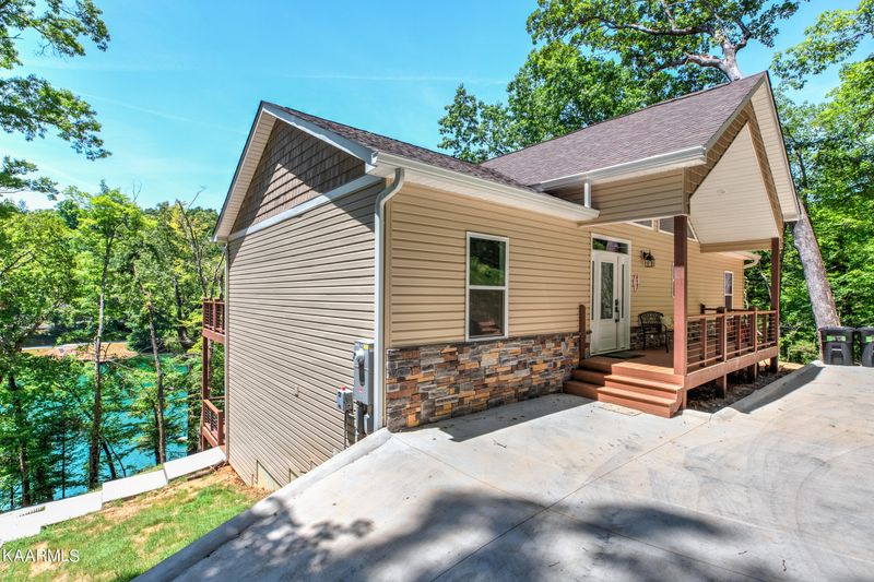 270 Harbor Ln, Lafollette, TN 37766
