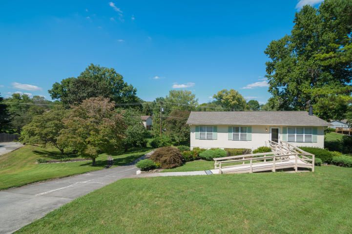 2701 Aldwych Ln, Powell, TN 37849