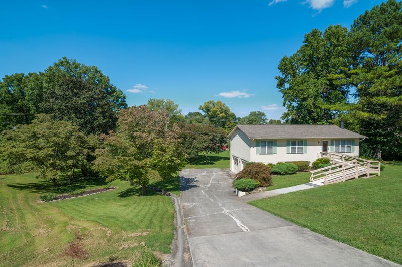 2701 Aldwych Ln, Powell, TN 37849