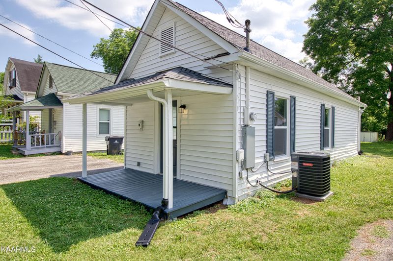 2703 Barton St, Knoxville, TN 37917