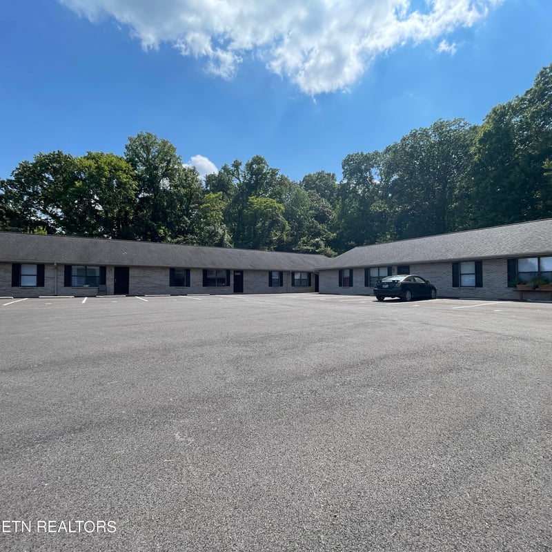 2709 Roberts Rd, Kodak, TN 37764
