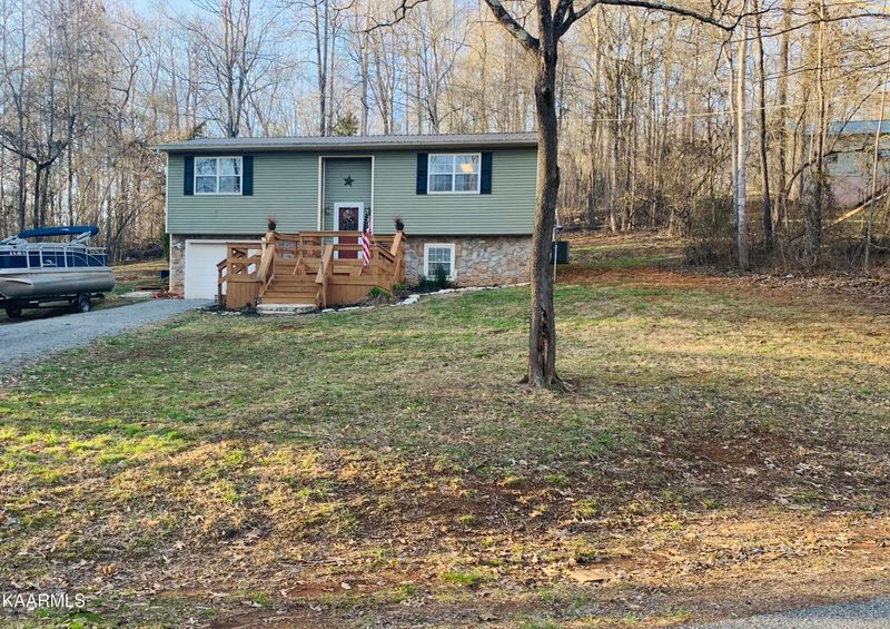 271 Arnold Cir, Jacksboro, TN 37757