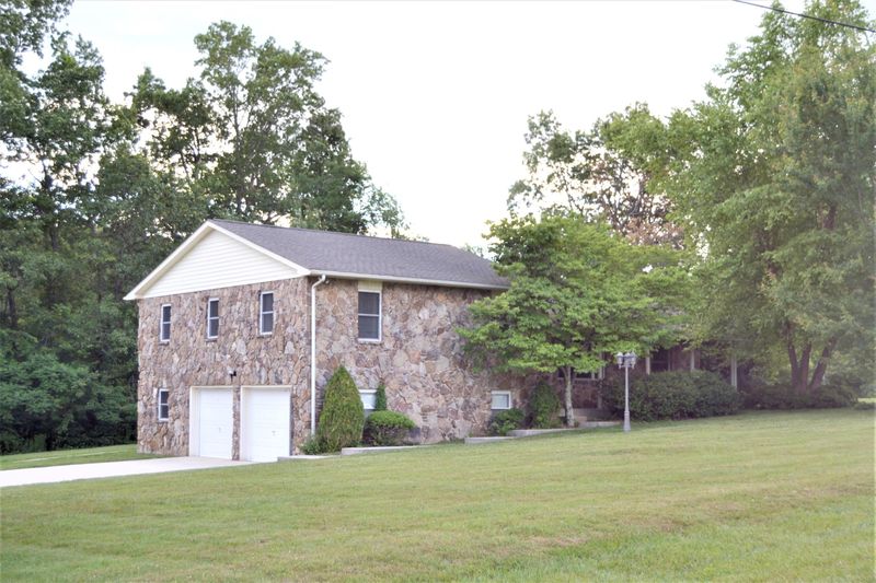 271 Foxfire Rd, Crossville, TN 38555