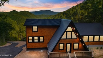2715 Pine Crest Ln, Sevierville, TN 37876
