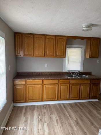 2715 White Oak Ln, Knoxville, TN 37917