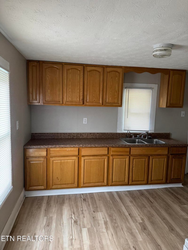 2715 White Oak Ln, Knoxville, TN 37917