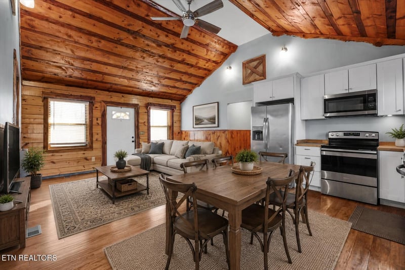 2719 Oak Grove Rd, Rocky Top, TN 37769